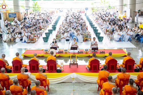 ภาพ No.88518:พิธีตักบาตรฉลองพระใหม่ โครงการอุปสมบทหมู่บูชาธรรมครบรอบ 106 ปี วันครูผู้ค้นพบวิชชาธรรมกาย ณ มหารัตนวิหารคด 11 วัดพระธรรมกาย ในวันอาทิตย์ ที่ 24 กันยายน พ.ศ. 2566