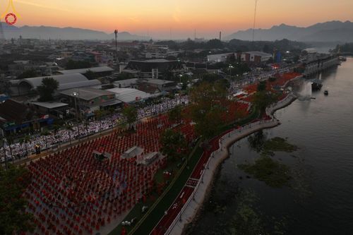 ภาพ No.184675:พิธีตักบาตรพระ 10,000 รูป ครั้งที่ 3 เนื่องในโอกาส 193 ปี จังหวัดกาญจนบุรี อุทิศส่วนกุศลให้แด่บรรพชน และเพื่อช่วยเหลือผู้ประสบภัยพิบัติต่างๆ วันเสาร์ที่ 21 ธันวาคม พ.ศ. 2567