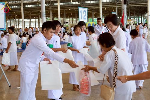 ภาพ No.231974:วันอาทิตย์ที่ 6 กรกฏาคม พ.ศ. 2568 พิธีตักบาตร ข้าวสารอาหารแห้ง  พิธีบูชาข้าวพระ สัมมนาพิเศษราชเหล็ก ณ สภาธรรมกายสากล วัดพระธรรมกาย