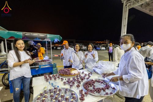 ภาพ No.203151:พิธีถวายภัตตาหารเป็นสังฆทาน แด่พระธรรมยาตรา ณ วัดพระธรรมกาย ตำบลคลองสาม อำเภอคลองหลวง จังหวัดปทุมธานี ในโครงการธรรมยาตรา กตัญญูบูชา มหาปูชนียาจารย์ พระมงคลเทพมุนี(สด จนฺทสโร) พระผู้ปราบมาร อนุสรณ์สถาน 7 แห่ง ปีที่ 13 วันที่ 29 มกราคม พ.ศ. 2568