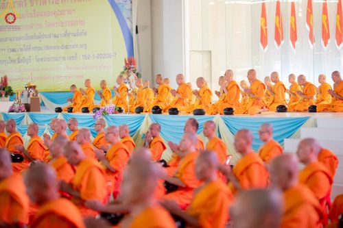 ภาพ No.177530:พิธีตักบาตรและพิธีบูชาข้าวพระ ในวันอาทิตย์ต้นเดือนที่ 1 ธันวาคม พ.ศ. 2567 ณ สภาธรรมกายสากล วัดพระธรรมกาย