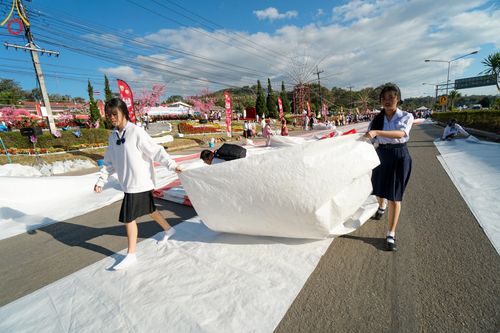 ภาพ No.187103:พิธีตักบาตรพระ ๕๐๐ รูป "สร้างบุญใหญ่ ส่งท้ายปีเก่า ต้อนรับปีใหม่ ๒๕๖๘" วันเสาร์ที่ ๒๘ ธันวาคม พ.ศ. ๒๕๖๗ ณ ถนนหน้าที่ว่าการอำเภอภูเรือ จังหวัดเลย