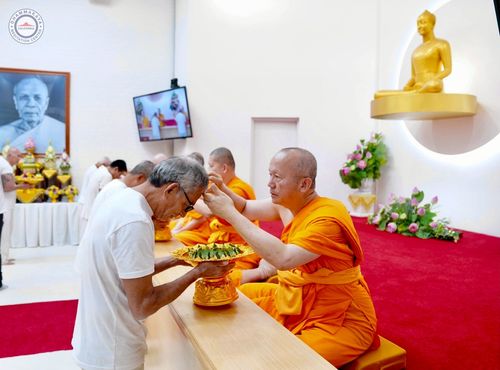 ภาพ No.252191:วันที่ 4-5 ตุลาคม พ.ศ. 2568  วัดพระธรรมกายแคลิฟอร์เนีย ประเทศสหรัฐอเมริกา ได้จัดพิธีตัดปอยผม โดยคณะสงฆ์ ญาติ ๆ และสาธุชน ให้กับนาคธรรมทายาท 8 ท่าน และได้จัดพิธีบรรพชา-อุปสมบท ฉลองพิธีทอดกฐินบรมจักรพรรดิ สร้างอุโบสถ 82 ปี บูชาธรรมหลวงพ่อธัมมชโย