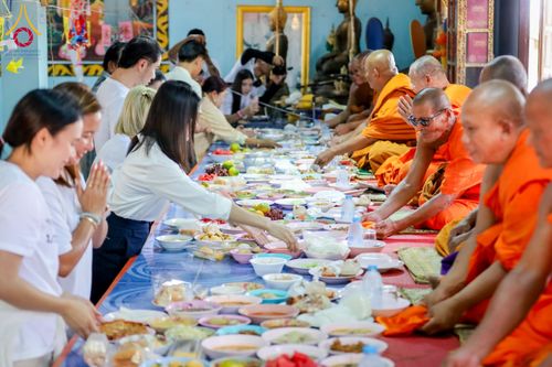 ภาพ No.172908:พิธีทอดกฐิน ณ วัดหนองโบสถ์ จ.พิษณุโลก ในโครงการกฐินสามัคคีทั่วไทย 30,000 วัด บูชาธรรม 80 ปี หลวงพ่อธัมมชโย โดยคณะศิษยานุศิษย์วัดพระธรรมกาย วันที่ 2 พฤศจิกายน พ.ศ. 2567