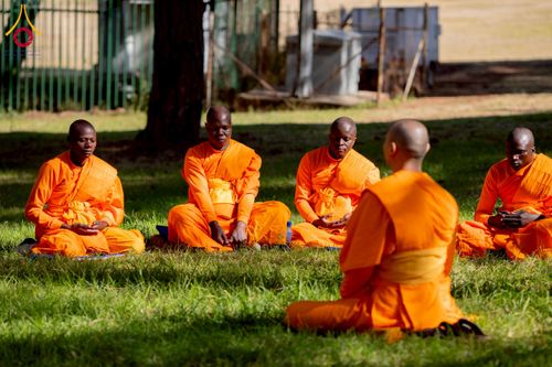 ภาพ No.232953:วันอาทิตย์ 29 มิถุนายน พ.ศ. 2568 กิจกรรมอบรมธรรมทายาทแอฟริกาใต้  ปฏิบัติธรรมสร้างสันติสุขภายใน แสงแห่งพุทธธรรมสู่แผ่นดินแอฟริกาใต้ ณ บริเวณหน้าวัดพระธรรมกายโจฮันเนสเบิร์ก