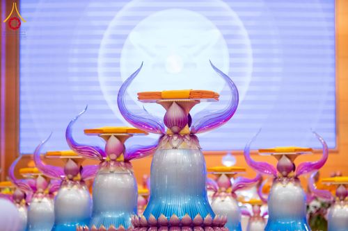 ภาพ No.215662:วันอาทิตย์ต้นเดือนที่ 6 เมษายน พ.ศ. 2568 พิธีทอดผ้าป่าสมทบ เพื่องานถวายมหาสังฆทาน 40,000 กว่าวัดทั่วประเทศ ณ สภาธรรมกายสากล วัดพระธรรมกาย