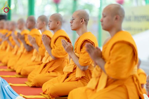 ภาพ No.223694:วันอาทิตย์ที่ 11 พฤษภาคม พ.ศ. 2568 พิธีอุปสมบทสามเณรเปรียญธรรมอุปสมบทอุทิศชีวิต 9 รูป อุบาสก 1 ท่าน ณ อุโบสถพระไตรปิฏกวัดพระธรรมกาย