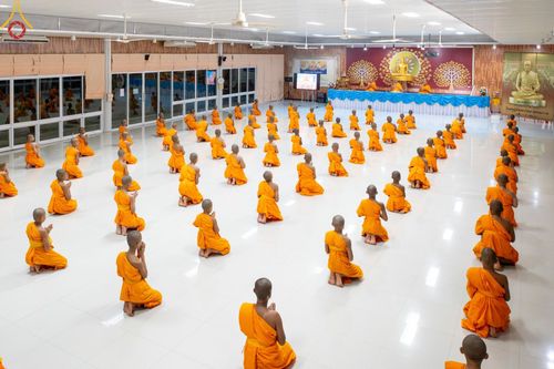 ภาพ No.62003:สามเณรจากศูนย์อบรมเยาวชนสุรินทร์ ออกบิณฑบาต รอบอำเภอเมือง จ.สุรินทร์ ในโครงการบรรพชาสามเณร ฟื้นฟูพระพุทธศาสนาทั่วไทย วันที่ 9 เมษายน พ.ศ. 2567