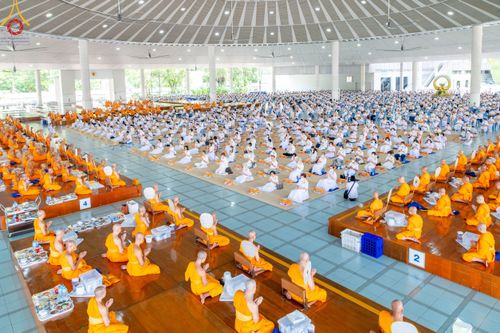 ภาพ No.91505:พิธีบุพเปตพลี ครั้งที่ 142 ร่วมอุทิศบุญแด่หมู่ญาติที่ล่วงลับไปแล้ว และสืบทอดอายุพระพุทธศาสนา วันอาทิตย์ที่ 29 ตุลาคม พ.ศ. 2566 (วันพระขึ้น 15 ค่ำ เดือน 11) ณ หอฉันคุณยายอาจารย์ฯ วัดพระธรรมกาย