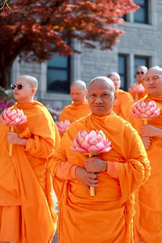 ภาพ No.229512:วันเสาร์ที่ 26 เมษายน พ.ศ. 2568 คณะพระภิกษุสามเณรในโครงการบรรพชาหมู่ 81 รูป  วัดภาวนาโซล ประเทศเกาหลีใต้ ได้ร่วมกับคณะสาธุชนคนไทยในเกาหลีใต้  ร่วมกันเดินขบวนอัญเชิญโคมดอกบัว  เพื่อบูชาแด่องค์สมเด็จพระสัมมาสัมพุทธเจ้า  ในงานเทศกาลวิสาขบูชานานาชาติ ประจำปี