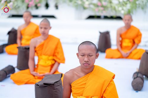 ภาพ No.197015:พระธรรมยาตราปฏิบัติธรรม และถ่ายภาพหมู่ประวัติศาสตร์ ณ วัดโบสถ์(บน) ตำบลบางคูเวียง อำเภอบางกรวย จังหวัดนนทบุรี ในโครงการธรรมยาตรา กตัญญูบูชา มหาปูชนียาจารย์ พระมงคลเทพมุนี(สด จนฺทสโร) พระผู้ปราบมาร อนุสรณ์สถาน 7 แห่ง ปีที่ 13 วันที่ 18 มกราคม พ.ศ. 2568