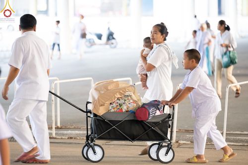 ภาพ No.136518:พิธีตักบาตร พิธีบูชาข้าวพระ ในวันอาทิตย์ต้นเดือนที่ 5 พฤษภาคม พ.ศ. 2567 ณ วัดพระธรรมกาย จ.ปทุมธานี