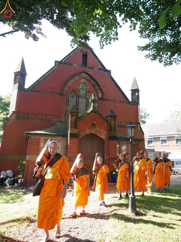 ภาพ No.148751:คณะสงฆ์และสามเณร วัดพระธรรมกายแมนเชสเตอร์  สหราชอาณาจักร จัดเดินธรรมยาตราที่ Peak District National Park , New Mills central , Upper Derwent Visitor Centre, Hope Valley วันอังคารที่ 6 สิงหาคม พ.ศ. 2567