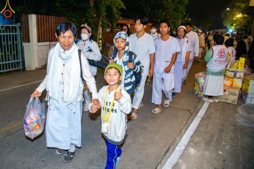 ภาพ No.197593:พิธีตักบาตรพระธรรมยาตรา ณ อนุสรณ์สถานลำดับที่ 4 สถานที่เกิดด้วยกายธรรม วัดโบสถ์(บน) ต.บางคูเวียง จ.นนทบุรี ในโครงการธรรมยาตรา กตัญญูบูชา มหาปูชนียาจารย์ พระมงคลเทพมุนี(สด จนฺทสโร) พระผู้ปราบมาร อนุสรณ์สถาน 7 แห่ง ปีที่ 13 วันที่ 19 มกราคม พ.ศ. 2568