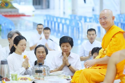 ภาพ No.234795:วันศุกร์ที่ 25 กรกฎาคม พ.ศ. 2568 (วันพระ แรม 15 ค่ำ เดือน 8) พิธีบุพเปตพลี ครั้งที่ 167 ร่วมอุทิศบุญแด่หมู่ญาติที่ล่วงลับไปแล้ว และสืบทอดอายุพระพุทธศาสนา ณ หอฉันคุณยายอาจารย์ฯ วัดพระธรรมกาย