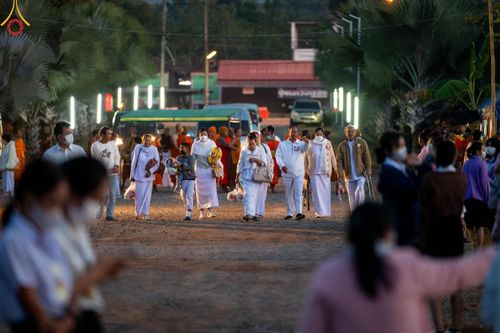 ภาพ No.103795:พิธีตักบาตรพระ 1,000 รูป ครั้งที่ 7 ถวายเป็นพุทธบูชา เพื่อช่วยเหลือคณะสงฆ์ 323 วัด 4 จังหวัดชายแดนภาคใต้ และถวายแด่คณะสงฆ์จังหวัดพิษณุโลก ณ ลานธรรมธุดงคสถานพิษณุโลก อ.วังทอง จ.พิษณุโลก วันที่ 24 ธันวาคม พ.ศ. 2566