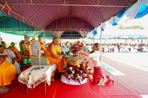 ภาพ No.255425:วันที่ 13 ตุลาคม พ.ศ. 2568 พิธีบรรจุพระบรมสารีริกธาตุ ผูกผ้า 7 สี เพื่อความเป็นสิริมงคล  และ ยกช่อฟ้า ประดิษฐานบนหลังคาอุโบสถวัดทุ่งเจริญธรรม ถวายบูชาธรรม 81 ปี หลวงพ่อธัมมชโย โดยคณะศิษยานุศิษย์ ณ วัดทุ่งเจริญธรรม อ.อมก๋อย จ.เชียงใหม่