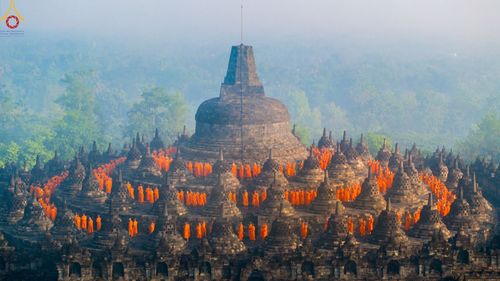 ภาพ No.105115:สามเณรธรรมทายาทชาวอินโดนีเซียกว่า 1,000 รูป นั่งสมาธิ และเวียนประทักษิณ ณ มหาเจดีย์บุโรพุทโธ ประเทศอินโดนีเซีย ในวันที่ 26 ธันวาคม พ.ศ. 2566