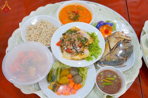 ภาพ No.268260:วันที่ 8 พฤศจิกายน พ.ศ. 2568 พิธีถวายภัตตาหารเมนูสวรรค์ เพื่อการบรรลุธรรม ณ หอฉันคุณยายอาจารย์ฯ วัดพระธรรมกาย