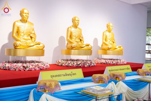 ภาพ No.160755:พิธีเจริญพระพุทธมนต์ และปิดแผ่นทองรูปเหมือน พระเดชพระคุณพระมงคลเทพมุนี (สด จนฺทสโร) พระผู้ปราบมาร จำนวน 3 องค์ วันเสาร์ที่ 5 ตุลาคม พ.ศ. 2567 ณ อาคารปลูกศรัทธา 2 (ชานชลาเดิม) วัดพระธรรมกาย อ.คลองหลวง จ.ปทุมธานี