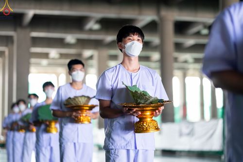 ภาพ No.82474:พิธีปลงผมนาคธรรมทายาท ในโครงการธรรมทายาทระดับอุดมศึกษา รุ่นที่ 50 ภาคฤดูฝน ในวันที่ 10 มิถุนายน พ.ศ. 2566 ณ วัดพระธรรมกาย