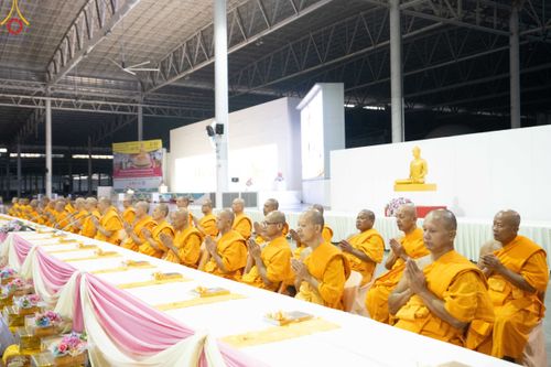 ภาพ No.188124:พิธีถวายภัตตาหารเป็นสังฆทาน แด่พระธรรมยาตรา ในโครงการธรรมยาตรา กตัญญูบูชา มหาปูชนียาจารย์ พระมงคลเทพมุนี(สด จนฺทสโร) พระผู้ปราบมาร อนุสรณ์สถาน 7 แห่ง ปีที่ 13 ณ สภาธรรมกายสากล วัดพระธรรมกาย วันที่ 2 มกราคม พ.ศ. 2568
