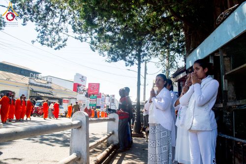 ภาพ No.225607:วันที่ 5 พฤษภาคม พ.ศ. 2568 พิธีบิณฑบาตรอบเมืองนูวราอิลิย่า ฉลองเทศกาลวิสาขบูชา แห่งชาติประเทศศรีลังกา