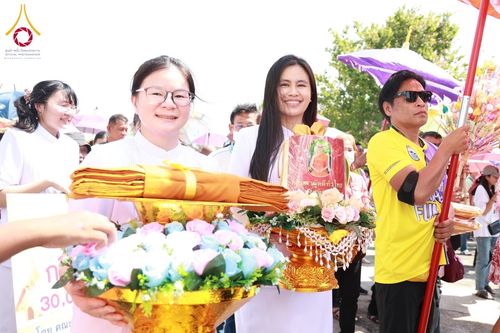 ภาพ No.181924:พิธีทอดกฐิน ณ วัดเนินทองวราราม จ.ลพบุรี ในโครงการทอดกฐินสามัคคีทั่วไทย 30,000 วัด บูชาธรรม 80 ปี หลวงพ่อธัมมชโย โดยคณะศิษยานุศิษย์วัดพระธรรมกาย วันที่ 2 พฤศจิกายน พ.ศ. 2567