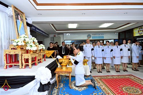 ภาพ No.260845:อำเภอคลองหลวง จัดพิธีสรงน้ำพระบรมศพ สมเด็จพระนางเจ้าสิริกิติ์ พระบรมราชินีนาถ พระบรมราชชนนีพันปีหลวง  ด้วยสำนึกในพระมหากรุณาธิคุณตราบนิจนิรันดร์ วันที่ 26 ตุลาคม พ.ศ. 2568 เวลา 09.30 น. ณ ที่ว่าการอำเภอคลองหลวง จังหวัดปทุมธานี