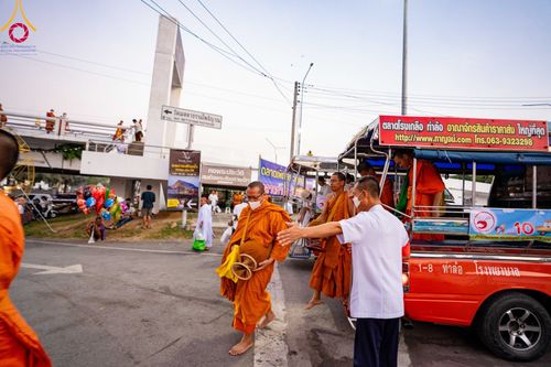 ภาพ No.101720:ตักบาตรพระ 10,000 รูป เติมบุญให้แผ่นดิน เนื่องในโอกาส 192 ปี จังหวัดกาญจนบุรี หนึ่งในโครงการตักบาตรพระ 2,000,000 รูป  77 จังหวัดทุกวัดทั่วไทย วันจันทร์ที่ 11 ธันวาคม พ.ศ. 2566 บริเวณถนนสองแคว (SKY WALK) เมืองกาญจนบุรี