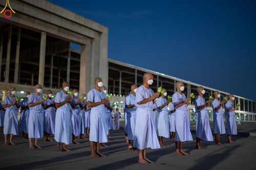 ภาพ No.101377:พิธีเวียนประทักษิณ, พิธีวันทาเจดีย์, พิธีขอขมาและมอบผ้าไตร ในโครงการอุปสมบทหมู่ รุ่นบูชาธรรมมหาปูชนียาจารย์ ณ วัดพระธรรมกาย ในวันที่ 9 ธันวาคม พ.ศ. 2566