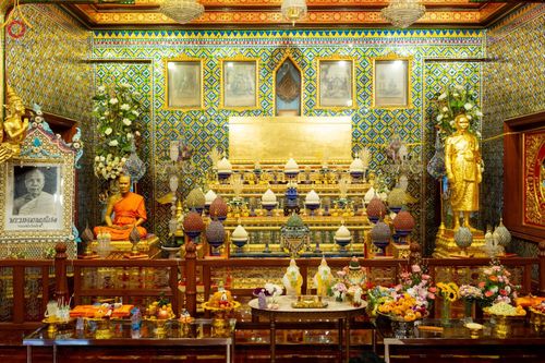 ภาพ No.201255:พระธรรมยาตราปฏิบัติธรรม และถ่ายภาพหมู่ประวัติศาสตร์ ณ อาคารธรรมยาตรา กตัญญูบูชามหาปูชนียาจารย์  ตรงข้ามวัดปากน้ำภาษีเจริญ จ.กรุงเทพมหานคร ในโครงการธรรมยาตรา กตัญญูบูชา มหาปูชนียาจารย์ พระมงคลเทพมุนี(สด จนฺทสโร) พระผู้ปราบมาร อนุสรณ์สถาน 7 แห่ง ปีที่ 13