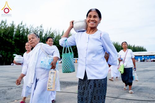 ภาพ No.250496:วันพุธที่ 8 ตุลาคม พ.ศ. 2568 พิธีตักบาตรเทโวโรหณะ ณ ลานธรรมปทุมรัตน์ธรรมเจดีย์ พุทธอุทยานนานาชาติ อ.โพนพิสัย จ.หนองคาย