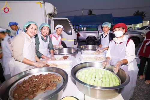 ภาพ No.190979:พิธีถวายภัตตาหารเป็นสังฆทาน แด่พระธรรมยาตรา ณ อนุสรณ์สถานคลองบางนางแท่น อ.สามพราน จ.นครปฐม ในโครงการธรรมยาตรา กตัญญูบูชา มหาปูชนียาจารย์ พระมงคลเทพมุนี(สด จนฺทสโร) พระผู้ปราบมาร อนุสรณ์สถาน 7 แห่ง ปีที่ 13 วันที่ 8 มกราคม พ.ศ. 2568