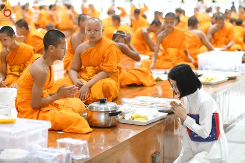 ภาพ No.174598:พิธีถวายภัตตาหารเมนูสวรรค์ เพื่อการบรรลุธรรม ณ หอฉันคุณยายอาจารย์ฯ วัดพระธรรมกาย วันที่ 23 พฤศจิกายน พ.ศ. 2567