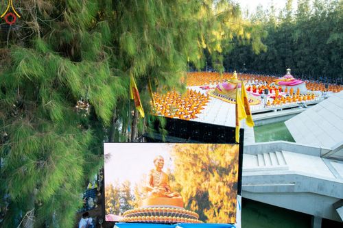 ภาพ No.190062:พิธีจุดประทีปถวายเป็นพุทธบูชา และบูชาธรรมมหาปูชนียาจารย์ ณ อนุสรณ์สถานมหาวิหารพระมงคลเทพมุนี (โลตัสแลนด์) อ.สองพี่น้อง จ.สุพรรณบุรี ในโครงการธรรมยาตรา กตัญญูบูชา มหาปูชนียาจารย์ พระมงคลเทพมุนี(สด จนฺทสโร) พระผู้ปราบมาร อนุสรณ์สถาน 7 แห่ง ปีที่ 13