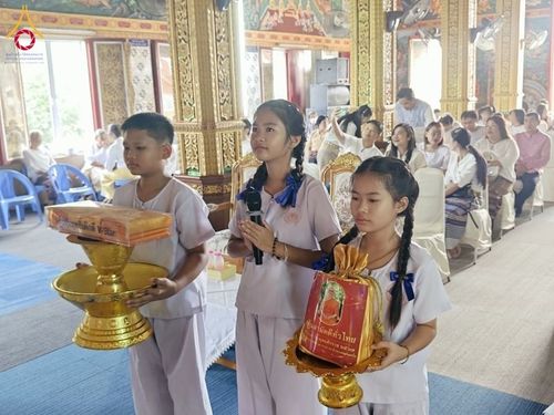 พิธีทอดกฐิน ณ วัดสันป่าสัก จ.ลำพูน ในโครงการกฐินสามัคคีทั่วไทย 30,000 วัด บูชาธรรม 80 ปี หลวงพ่อธัมมชโย โดยคณะศิษยานุศิษย์วัดพระธรรมกาย วันที่ 19 ตุลาคม พ.ศ. 2567