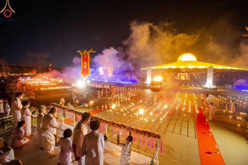 ภาพ No.124969:พิธีเวียนประทักษิณและจุดมาฆประทีป (ชุดที่ 2) ในวันมาฆบูชา เสาร์ที่ 24 กุมภาพันธ์ พ.ศ. 2567 ณ พระมหาธรรมกายเจดีย์ วัดพระธรรมกาย