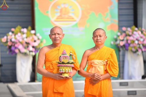 ภาพ No.132425:พิธีถวายมหาสังฆทานจันทบุรี 132 วัด บูชาธรรม 80 ปี หลวงพ่อธัมมชโย วันจันทร์ที่ 25 มีนาคม พ.ศ. 2567 ณ ศูนย์ปฏิบัติธรรมจันทบุรี