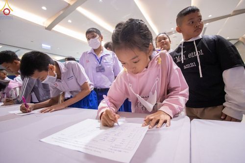 ภาพ No.103333:วันรวมพลังเด็กดี V-Star ผู้นำฟื้นฟูศีลธรรมโลก จังหวัดนครราชสีมา ณ เทอร์มินอล 21 โคราช ถ.มิตรภาพ ต.ในเมือง อ.เมืองนครราชสีมา จ.นครราชสีมา วันอังคารที่ 19 ธันวาคม พ.ศ. 2566