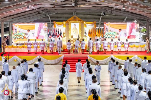 ภาพ No.146380:พิธีถวายเครื่องราชสักการะและวางพานพุ่ม และพิธีจุดเทียนถวายพระพรชัยมงคลแด่ พระบาทสมเด็จพระเจ้าอยู่หัว เนื่องในโอกาสพระราชพิธี มหามงคลเฉลิมพระชนมพรรษา 6 รอบ 28 กรกฎาคม 2567 วันอาทิตย์ที่ 28 กรกฎาคม พ.ศ. 2567  ณ อาคารโถงช้างฯ วัดพระธรรมกาย อ.คลองหลวง จ.ปทุม