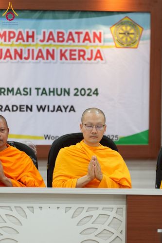 ภาพ No.227474:วันที่ 30 พฤษภาคม พ.ศ. 2568 สันติสุขจากสมาธิ แผ่ไพศาลในแดนอิเหนา : พระสงฆ์ไทยเยือนวิทยาลัยราเดนวิจายา อินโดนีเซีย