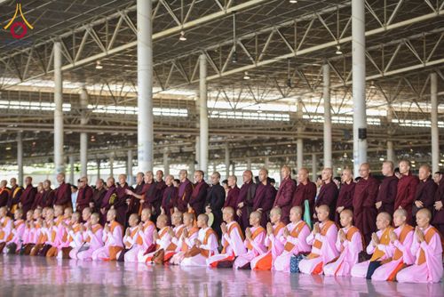 ภาพ No.178151:พิธีทอดผ้าป่าไทย-เมียนมา ครั้งที่ 7 วันอาทิตย์ที่ 1 ธันวาคม พ.ศ.2567 ณ สภาธรรมกายสากล  พระมหาธรรมกายเจดีย์ วัดพระธรรมกาย จ.ปทุมธานี