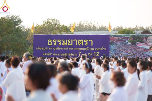 ภาพ No.112125:พิธีจุดประทีปถวายเป็นพุทธบูชา และบูชาธรรมมหาปูชนียาจารย์ พระมงคลเทพมุนี(สด จนฺทสโร) ในโครงการธรรมยาตรา กตัญญูบูชา มหาปูชนียาจารย์ พระมงคลเทพมุนี(สด จนฺทสโร) พระผู้ปราบมาร อนุสรณ์สถาน 7 แห่ง ปีที่ 12 วันที่ 14 มกราคม พ.ศ. 2567 ณ วัดสองพี่น้อง อ.สองพี่น้อง