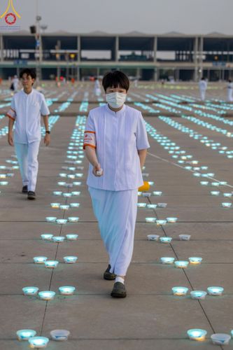 ภาพ No.59833:คณะสงฆ์และสาธุชนร่วมใจกัน สวดมนต์บทธัมมจักกัปปวัตนสูตร ครบ 6,315,808,080 จบ และจุดประทีปแปรอักษร ถวายเป็นพุทธบูชา เนื่องในวาระ "ฉลองอายุวัฒนมงคล 80 ปี หลวงพ่อธัมมชโย" ณ ลานธรรม มหารัตนวิหารคด วัดพระธรรมกาย