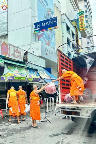 ภาพ No.129958:V.34 เพื่อธรรมเพื่อบางกล่ำ การรับบุญของเจ้าหน้าที่หน่วยงานต่างๆ  เพื่องานธรรมยาตราอัญเชิญพระบรมสารีริกธาตุ ประดิษฐาน ณ มหารัตนเจดีย์สิริปทุมสวรรค์ (เจดีย์อริยพุทธะ 5 พระองค์) ณ ศูนย์ปฏิบัติธรรมภาคใต้ อ.บางกล่ำ จ.สงขลา ระหว่างวันที่ 9-10 มีนาคม พ.ศ. 2567