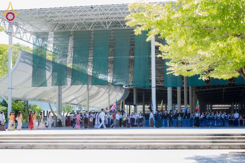 ภาพ No.143630:พิธีถวายผ้าไตร, สวดธรรมจักร, ปฏิบัติธรรม และฟังแสดงพระธรรมเทศนา ภาษาเมียนมา โดยมีสาธุชนชาวเมียนมากว่า 4,000 คน เข้าร่วมพิธี ณ มหารัตนวิหารคด วัดพระธรรมกาย วันอาทิตย์ที่ 7 กรกฎาคม พ.ศ. 2567