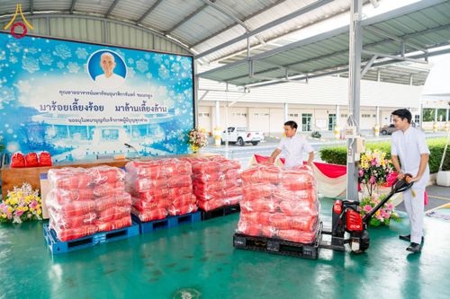 ภาพ No.159351:วัดพระธรรมกาย มูลนิธิธรรมกาย คณะศิษยานุศิษย์ฯ มอบถุงยังชีพ ข้าวสารอาหารแห้ง สมทบศูนย์รับบริจาคช่วยเหลือ ผู้ประสบภัยภาคเหนือ จังหวัดปทุมธานี มอบชุดอาหารปรุงสุกใหม่ ส่งแรงใจแก่เจ้าหน้าที่ผู้ปฏิบัติงาน และจิตอาสา วันที่ 27 กันยายน พ.ศ. 2567