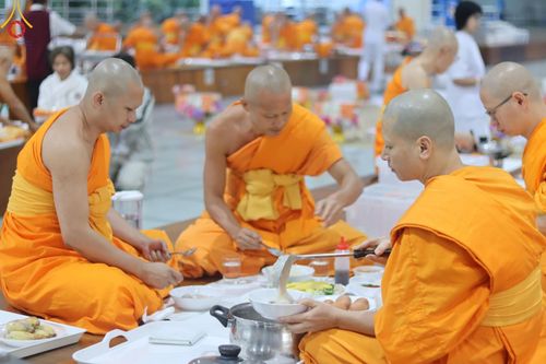 ภาพ No.177326:พิธีถวายภัตตาหารเมนูสวรรค์ และพิธีบุพเปตพลี ครั้งที่ 158 ร่วมอุทิศบุญแด่หมู่ญาติที่ล่วงลับไปแล้ว และสืบทอดอายุพระพุทธศาสนา ณ วัดพระธรรมกาย วันที่ 30 พฤศจิกายน พ.ศ.2567 (วันพระ แรม 15 ค่ำ เดือน 12)