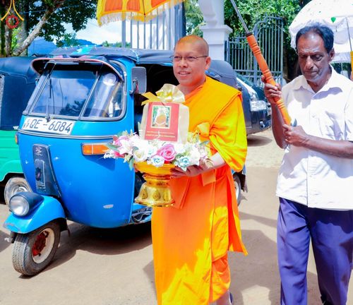 ภาพ No.97496:วัดพระธรรมกาย ร่วมบุญกฐินศรีลังกา ณ วัดศรีเอลวาร่า วรดานารามายะ  มาตาเล ศรีลังกา เชื่อมสัมพันธไมตรี สร้างสามัคคีสงฆ์ โดยมีพระครูสมุห์สนิทวงศ์ วุฑฺฒิวํโส, ดร.  เป็นผู้แทนวัดพระธรรมกาย ถวายกฐินในครั้งนี้ วันที่ 19 พฤศจิกายน พ.ศ. 2566